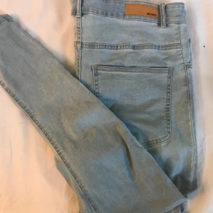 Blåa jeans  - Säljer mina snygga jeans från Bikbok i storlek L. Knappast använda då dom inte passade så bra på mig.🥰