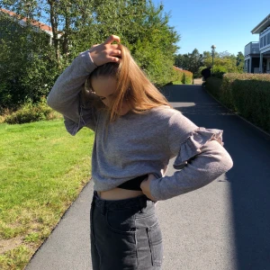 Tröja från Zara - Söt tröja från zara, perfekt för sena kvällar eller till hösten💕Frakt tillkommer!