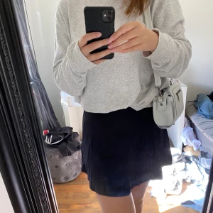 Kjol från HM - En liten kjol från hm. Använd en gång. Dragkedja bak