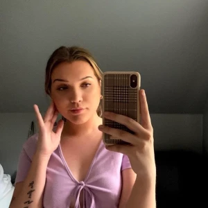 Söt topp  - Säljer denna söta toppen från Shein i L men passar mig som är M. Använd 3 gånger och kommer ej använda den mer. Inga fel på tröjan och inte trasig.