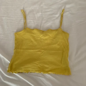 Gul liten Linne🌸 - Gul croptop linne, använder inte längre pågrund av viktuppgång :)
