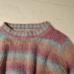 Stickad tröja - Stickad tröja i cropped modell. Väldigt mycket använd så skicket är sådär. säljs billigt. Frakt på 66kr tillkommer ☀️🥰❤️