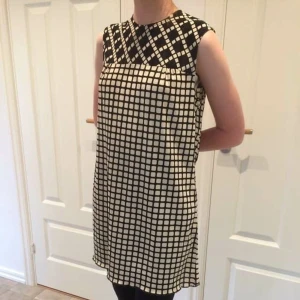 Söt klänning  - Fin klänning med roliga mönster! Troligen vintage men lappen är borttagen. Älskar formen men kommer tyvärr inte till användning. Jag skulle säga att den passar S-M. 