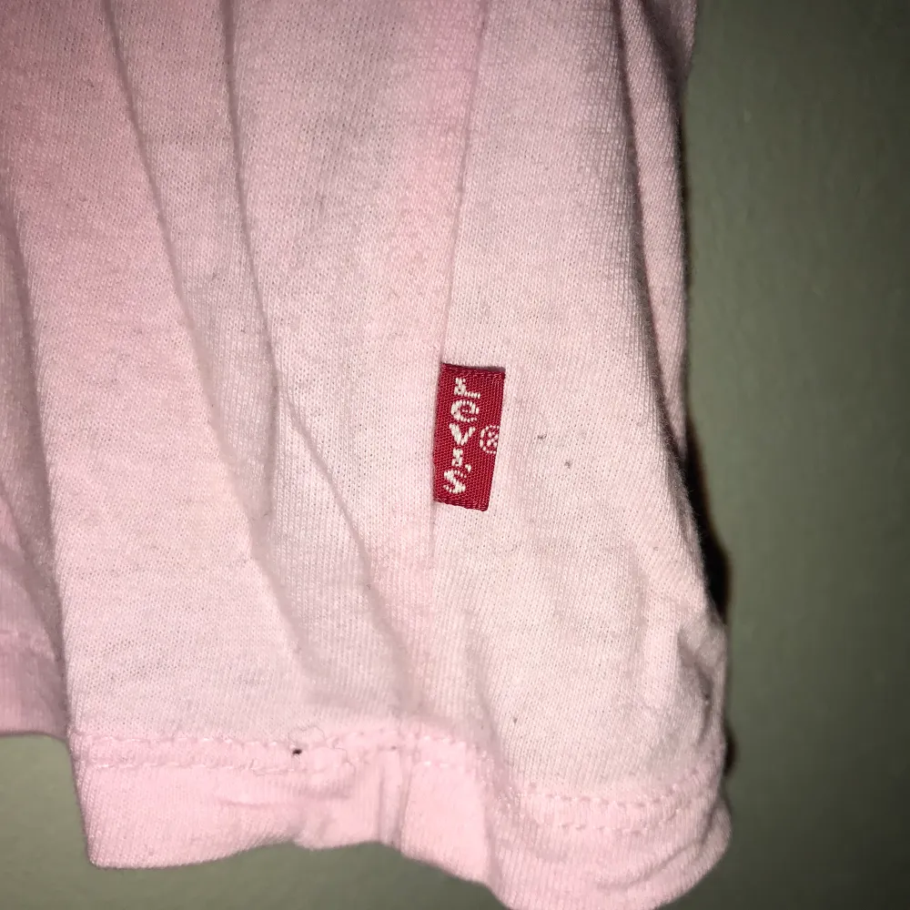 Levis t-shorts som är rosa å röd! Skönt material. Tröjan stryks och tvättas innan jag skickar!. T-shirts.