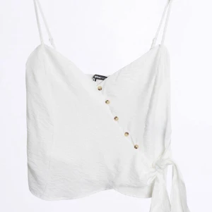 Vit topp✨ - Jätte fint linne/topp från Gina. Aldrig använt bara testat, passar mig som har S. Frakt ingår inte💓