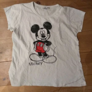 Musse Pigg t-shirt - Verkligen jättefin t-shirt med Musse Pigg på. Har så mycket Disney-kläder och just denna kommer inte till användning. Jag köpte den second hand i Köpenhamn. 
