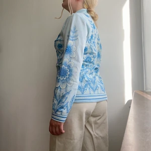 Vintage skjorta - Säljer denna fantastiska going som tyvärr inte kommer till användning längre. Fyndad secondhand i Colorado Springs!! En blå pastelldröm från 70-talet🦋 