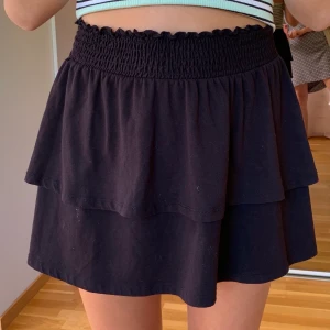 Ginatricot Kjol - Jag säljer denna fina volangkjol från Gina tricot då den är för kort för mig som är 175 cm💗   Pris: 90kr + frakt Strl: S