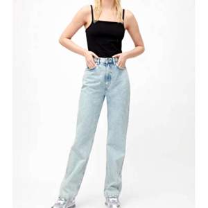 Säljer mina WEEKDAY rowe jeans som e slut överallt. De är väldigt långa,storlek W24/L32 och sparsamt använda. Jätte fina men inte kommit till användning💞 köpta för 500 SEK på WEEKDAY.  BUDA PÅ💞högsta bud 400kr
