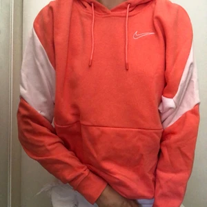 Nike hoodie - Helt ny oanvänd hoodie från Nike. Säljer då jag inte använder hoodies. Storlek S men passar alla beroende på hur man vill att den ska se ut (jag brukar ha Xs/S) 