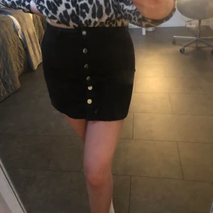 Vit och svart kjol - En vit och en svart kjol ifrån Ginatricot, inköpt för 199kr styck, säljs då ni ser att de är för små för mig. Köparen står för frakten 