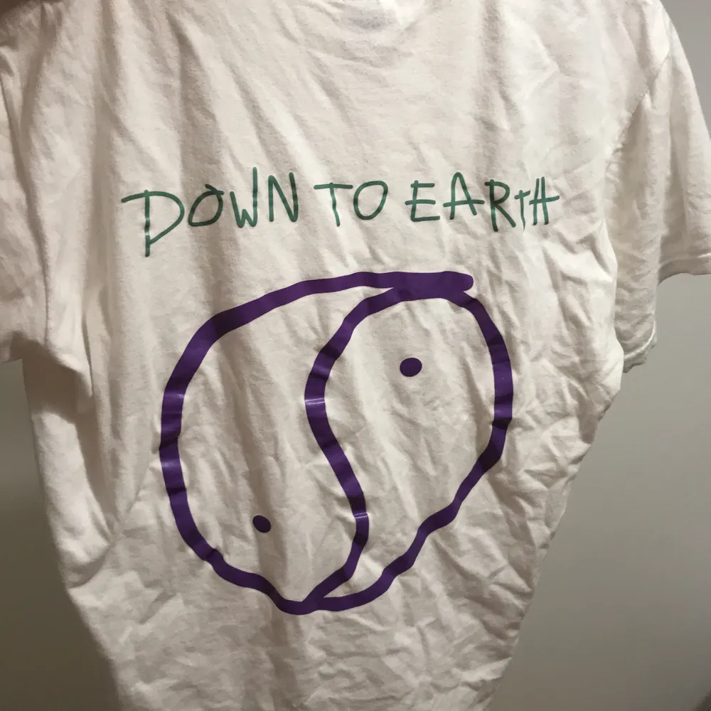 Säljer denna t shirt med Travis Scott Astroworld motiv! Inga skador! Tvättar och stryker den när den är köpt 👍 Nuvarande bud på 180kr+ frakt. T-shirts.