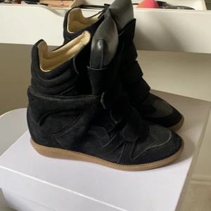 Intresse koll isabel marants  - Intressekoll på mina isabel marants som är använda 2 gånger så dom är i nyskick! Köpta på Jackie och nypriset är 4700kr💕 finns kvar tills dom markerade sålda!💕💕 