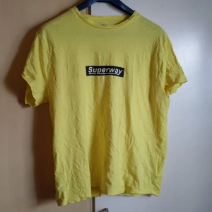 Gul t-shirt från Carlings  - Lite sliten, typ tråden i kragen har lossnat på nåt ställe (bild 2) men inga hål 