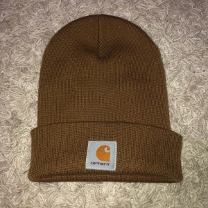 Carhartt mössa - En brun carhartt mössa som är helt oanvönd. (Köparen står för frakt)