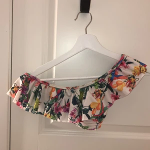 One shoulder bikinitopp 👙 - Jättefin bikiniöverdel från H&M som inte kunnat komma till användning pga för liten för mig. Storleken är 36 men skulle säga att de är en 34/36 beroende på kroppstyp. 50kr eller bud! Kom DM för mer bilder/info! 🦋👙
