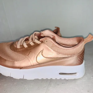 Nike barnskor - Nike air barnskor i storlek 33,5 i fint skick!