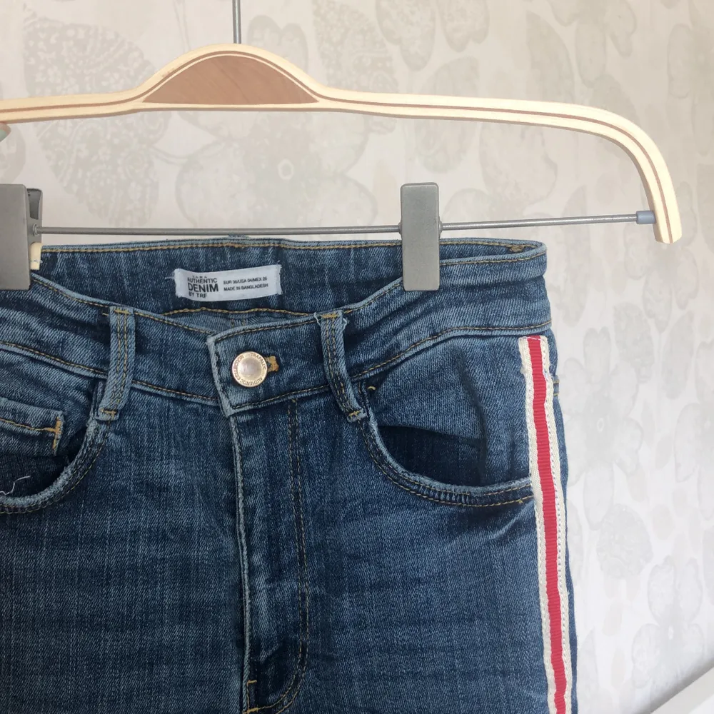 Fina jeans från Zara, köpta i Spanien💖 Sömmen har gått upp en aning vid det ena ”sträcket”, men går lätt att sy fast igen. Använda, men i övrigt i gott skick! Skriv privat för fler bilder🥰. Jeans & Byxor.