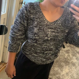 Tjocktröja (stickat) från H&M - Vit/svart tjocktröja (stickat) från H&M.