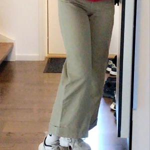 Beiga byxor!! - Säljer mina assnygga beiga byxor från Arket! Hög i midjan och slutar vid fötterna (har vikt upp dem på bilderna) Inga slitningar eller nått så de är i toppen skick!🤍