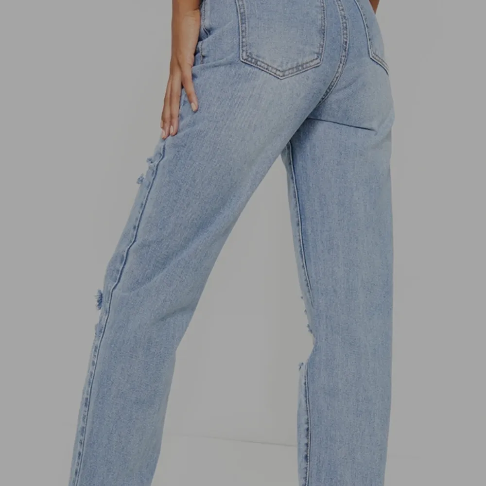 Oanvända fina split jeans Storlek: S/M  köpte dem för 37£pund =416.92sek. Jeans & Byxor.