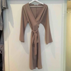  - Wrapdress från Adoore, använd vid två tillfällen. 