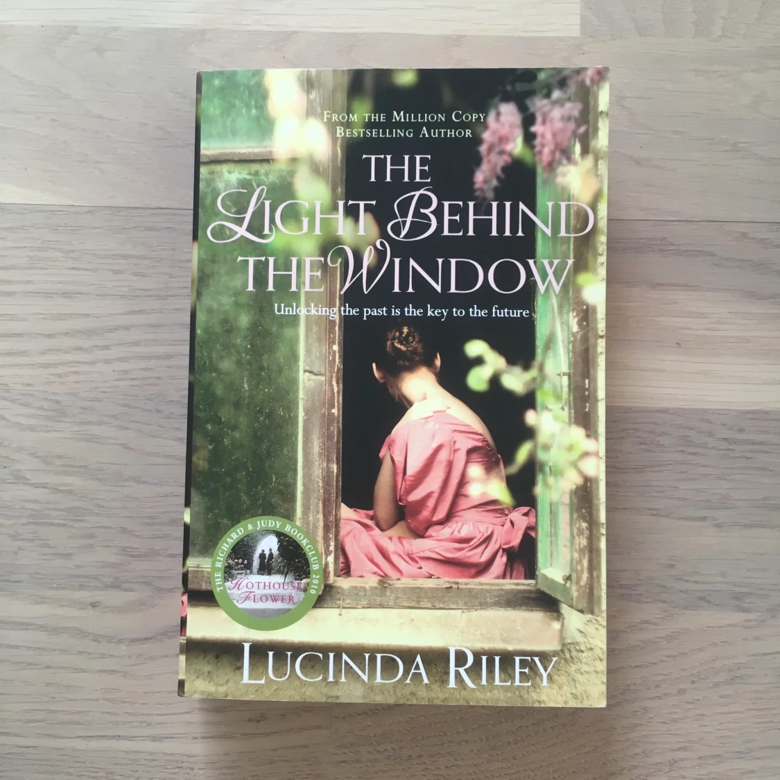 BOK: ”THE LIGHT BEHIND THE WINDOW” 📚 