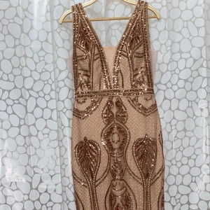 Lång Klänning - Väldigt fin klänning med bra kvalite. Jätte fin färg och fin passform. Kedja där bakom. Helt oanvänd. Skulle ha den på balen men det blev tyvärr ingen därför säljer jag den. 👌🏽 pris kan diakuteras. 