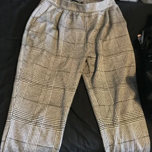 Kostymbyxor - Gratis frakt! Svartvita mönstrade kostymbyxor, stretchiga stl M fickor fram o bak använt fåtal ggr