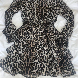 Klänning från Ginatricot  - Fin klänning från Ginatricot i storlek 36. Klänningen är i ett mycket bra skick. Köparen står för frakten. 