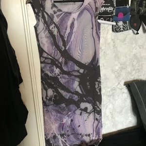 Disturbia klänning vaporwave/oilspill - Gratis frakt! Figursydd klänning i baddräktsliknande material, väldigt stretchig så passar folk med stl S/M/L. Den är endast använd 2 ggr