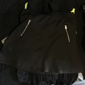 Kjol - Gratis frakt! kjol stl s med fakezip aldrig använd 