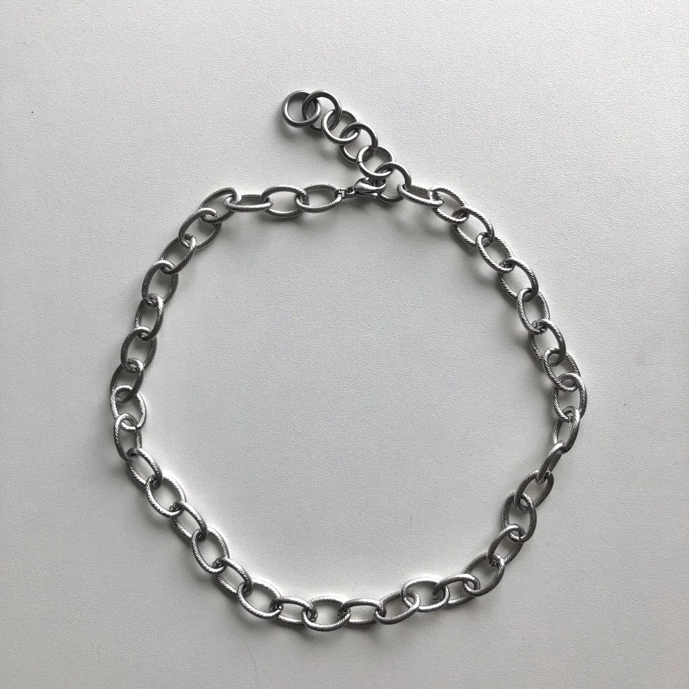 ett silverplaterat kedjehalsband jag köpte i en popup-butik (egenföretagare) i stockholm 💓 ringarna har ett svagt randigt detaljmönster (se bild 3) . Accessoarer.