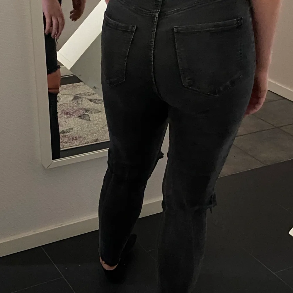 Skitsnygga jeans från Zara som jag klippt hål i men som inte riktigt är min stil längre! Kan mötas i Uppsala annars står köparn för frakt💖💖. Jeans & Byxor.