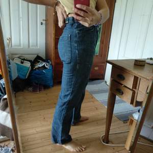 Super snygga jeans med stora raka ben o skate look.