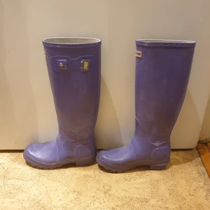 Hunterstövlar - Köpte dem begagnat å då va dem redan trasiga i spännet. Pris + frakt