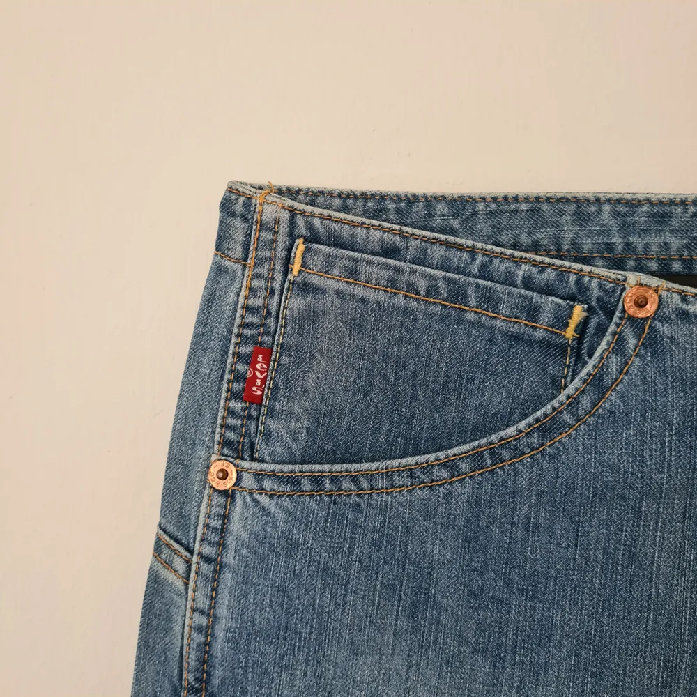Helt nya Levi's low waist jeans i måtten: Läng 104cm och midja 82cm. . Jeans & Byxor.