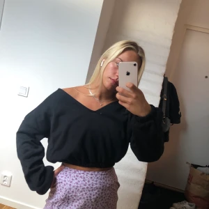 Oanvänd tröja från nelly - Säljer min oanvända tröja från nakd. Den är offshoulder. Skönt material. Stora armar! Frakt tillkommer på 50kr! 