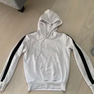 Säljer denna hoodie från hm då den inte kommer till användning längre. Köparen står för frakten