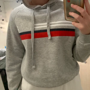 Hoodie från gina - Säljer denna hoodie från Gina tricot i stil. S pga att den inte används. Fint skick och inte användt den så mkt! Köparen står för frakt