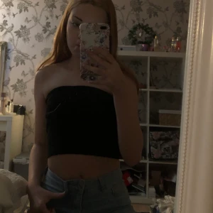 Off shoulder topp - Skit snygg off shoulder topp, använder inte denna heller så säljer denna!