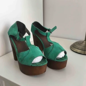  - Säker dessa klackar från Scorett, köpare står för frakt!