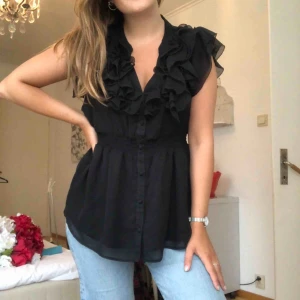 Blus - Suuperfin blus från HM. Passar många då det är resår i midjan, jag är stl S och för mig är den bara lite stor i midjan annars sitter den bra! (Syns inte att den är lite stor)Frakt tillkommer☺️