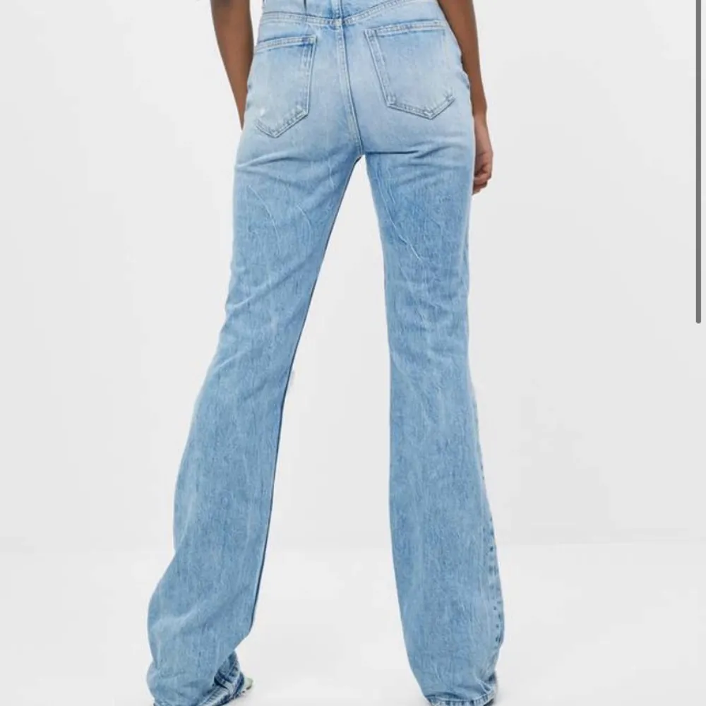 Säljer dessa sjukt snygga slutsålda jeans från Bershka som endast är prövade med prislapp kvar då dom var för små för mig. Jeans & Byxor.