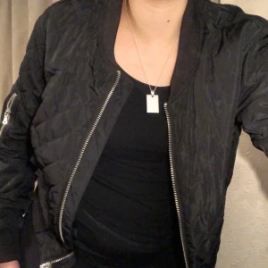 Svart bomberjacka  - Säljer min svarta bomberjacka i storlek S då den inte längre används ... bra skick. ⚡️  Kolla gärna in resten i min profil 🌎 Pris går att diskuteras!  Köpare står för frakt  📦 (88kr) totalt- 188 kr  