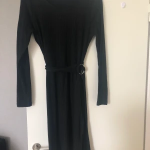 Ny klänning  - Super fin ribbad figurnära klänning med bälte i midjan och liten slits där nere. Knä lång.storlek Large passar även Medium  Helt ny! 60kr