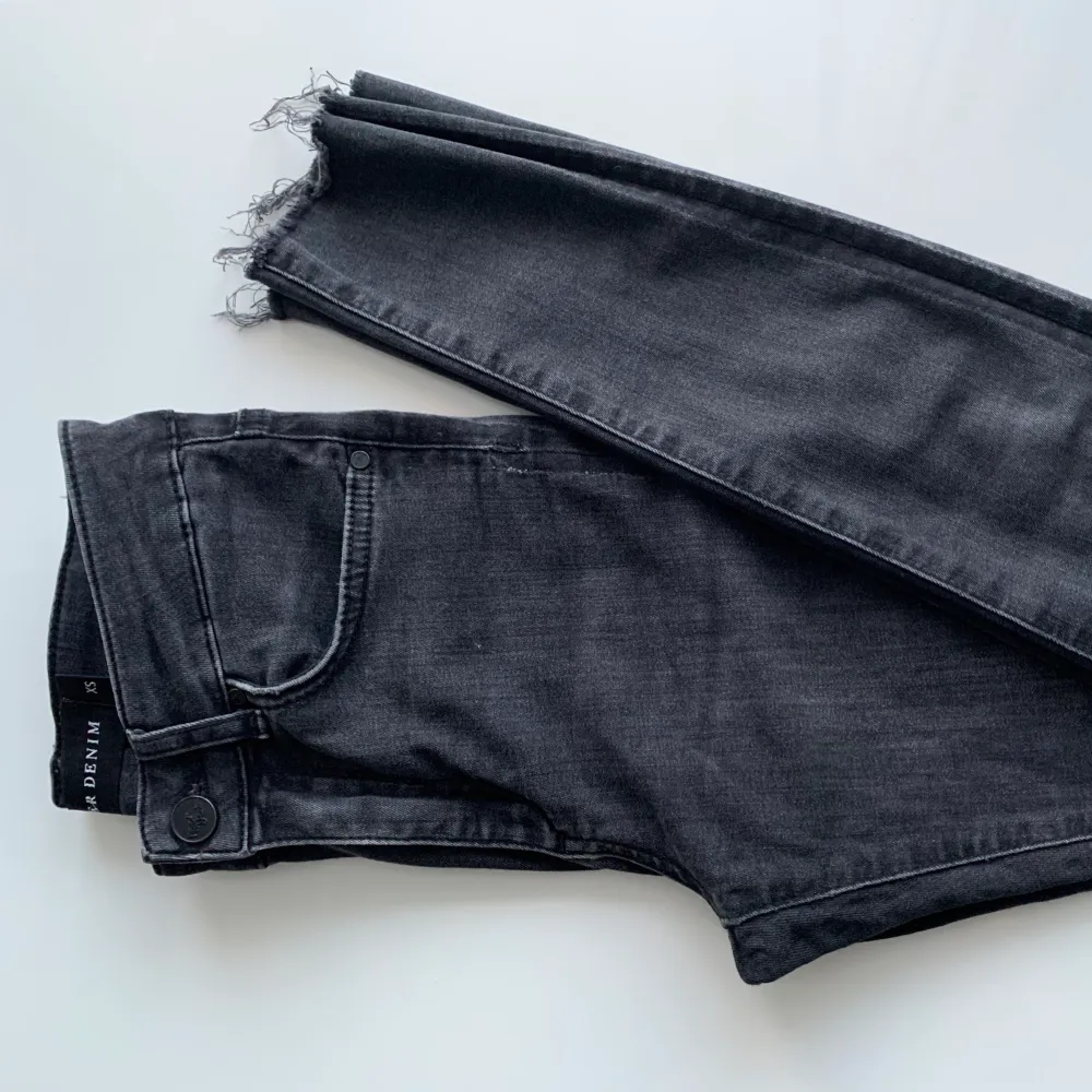 Säljer väldigt fina byxor som jag köpte från Bik Bok, byxorna är i väldigt bra skick och är stretchiga och sköna att ha på sig!💕. Jeans & Byxor.