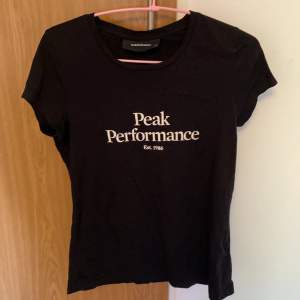 Säljer min Peak Performance t shirt. Nästan aldrig använd. Köpte den för 300 kr. Väldigt fin t shirt. Den är för liten för mig nu. 