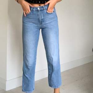 Ett par vida kortare jeans från massimo Dutti, storlek 34/36, fin passform.  200kr + frakt💕