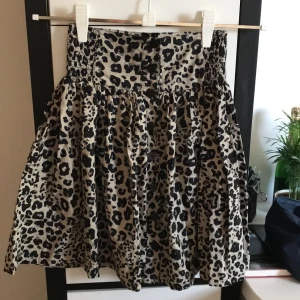 Leopardkjol - Superfin leopardkjol från Monki storlek XS/34. Knappt använd och med svarta knappar hela vägen. Frakt tillkommer💕